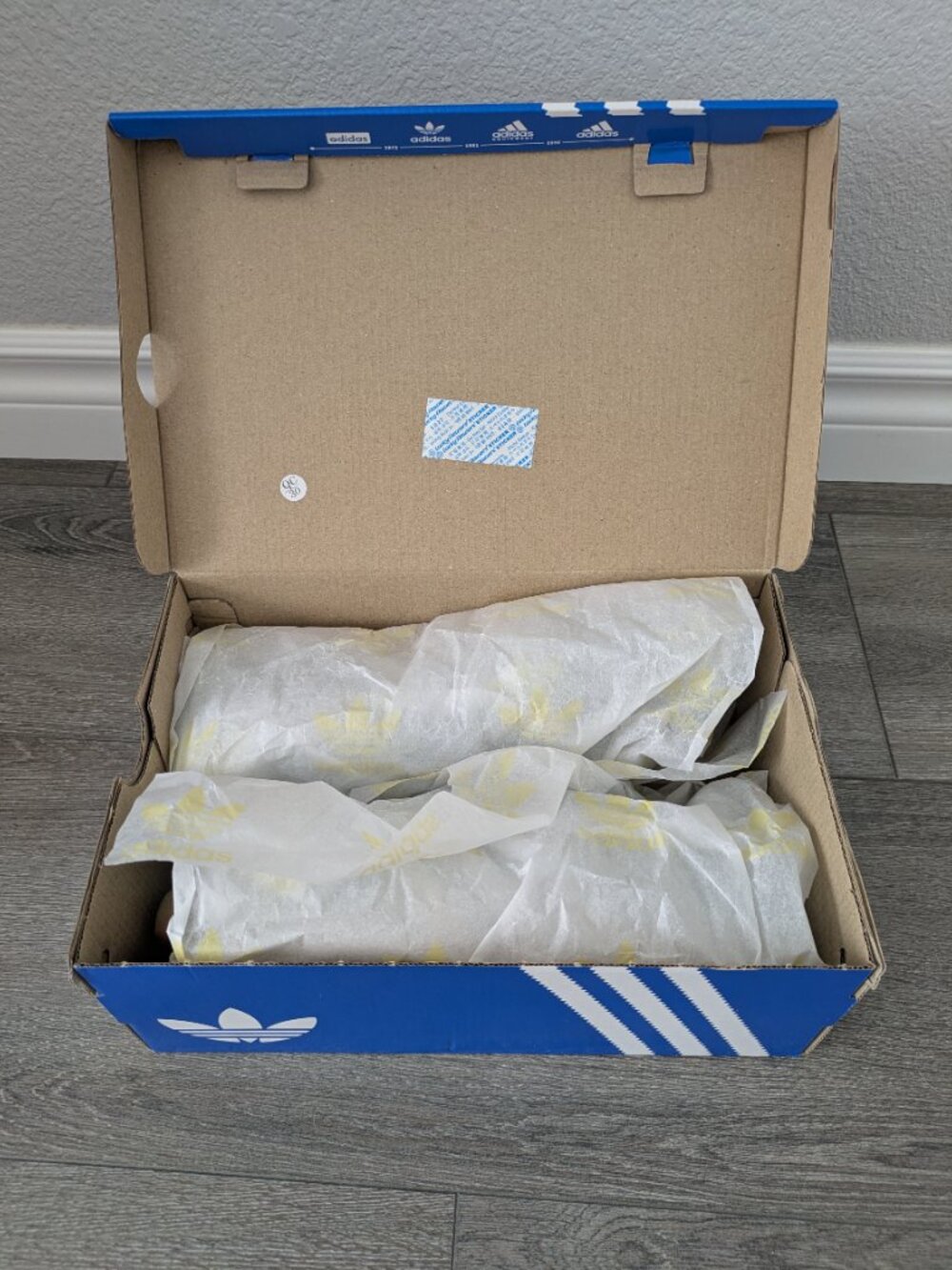 Gazelle Indoor Shoes Green & White (Womens 6.5 / Kids 5.5) w/ Box - Picture 6 of 6
